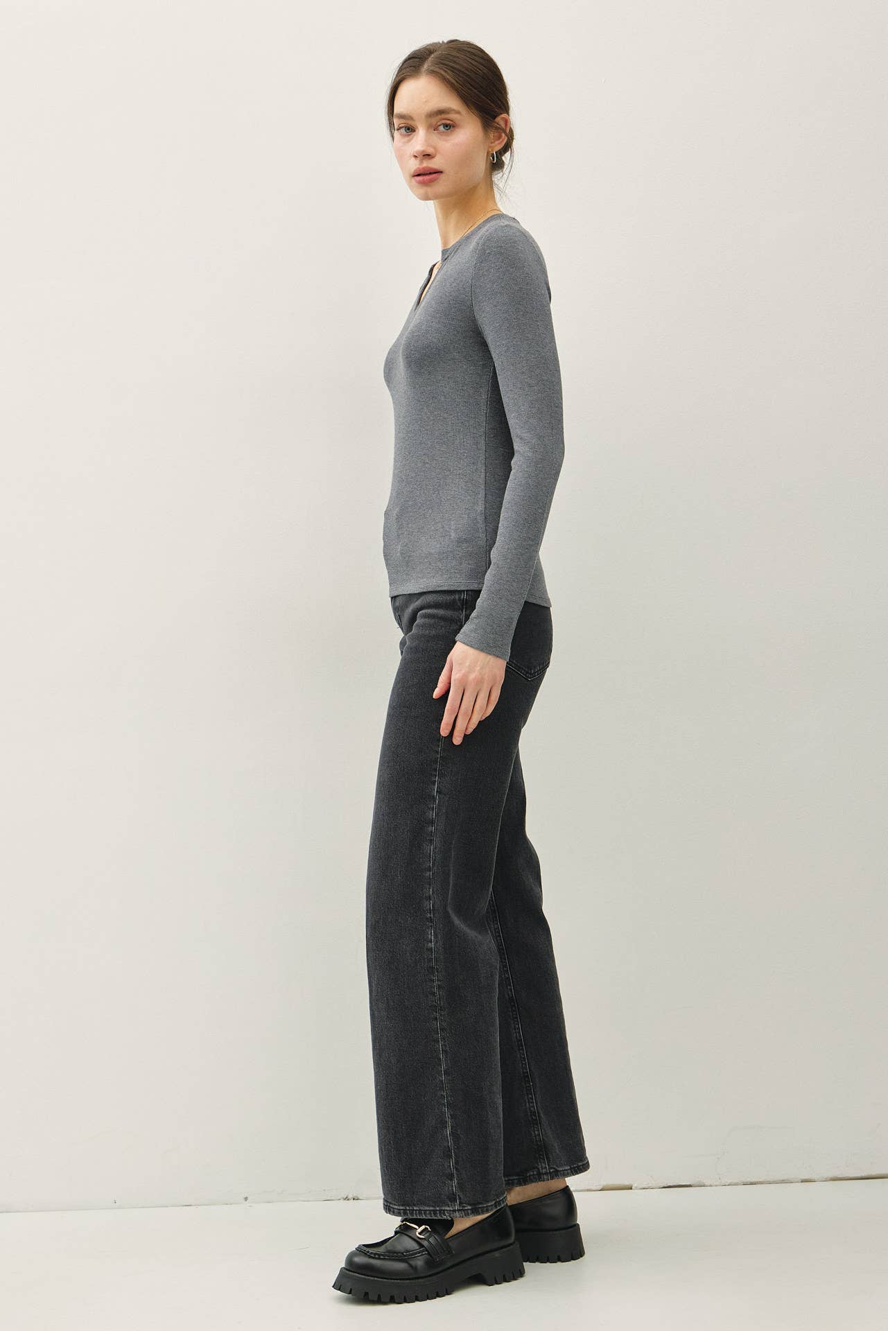 CLASSIC RIBBED NOTCHED V-NECK BASIC TOP