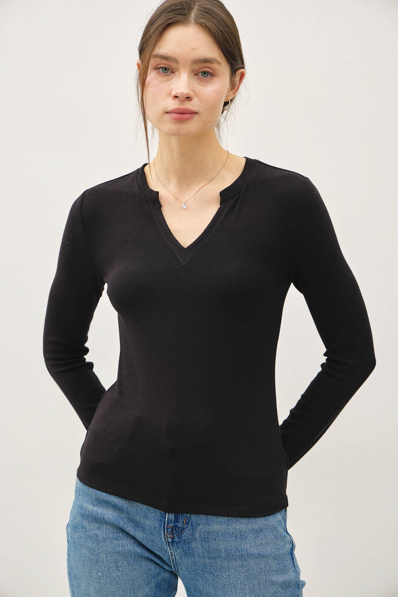 CLASSIC RIBBED NOTCHED V-NECK BASIC TOP
