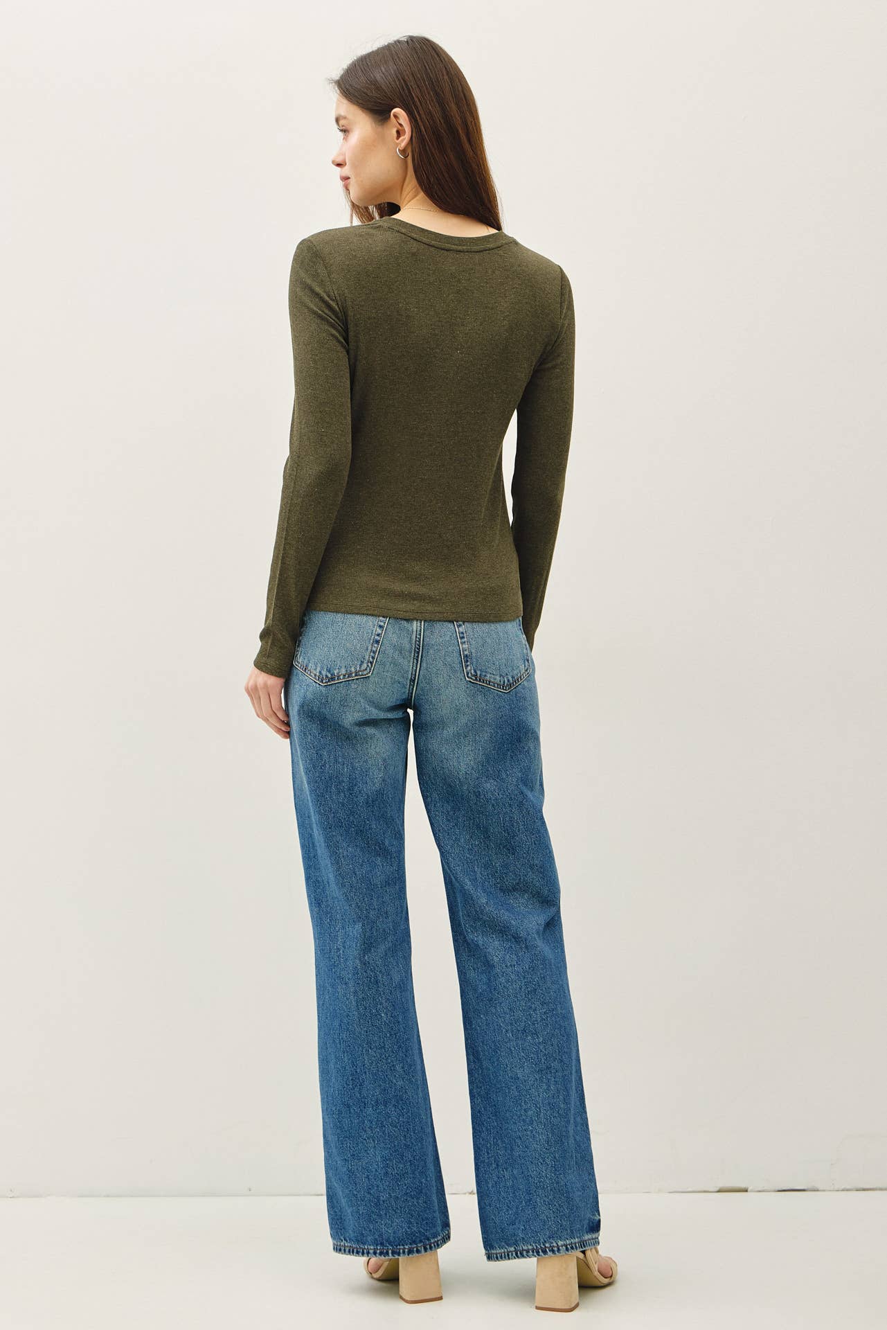 CLASSIC RIBBED NOTCHED V-NECK BASIC TOP
