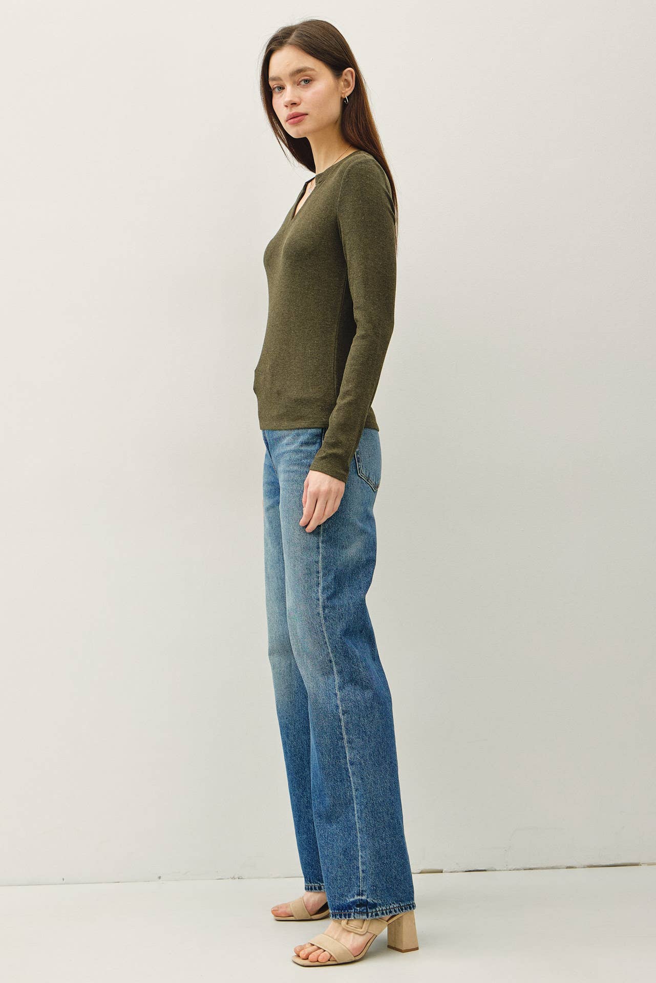 CLASSIC RIBBED NOTCHED V-NECK BASIC TOP