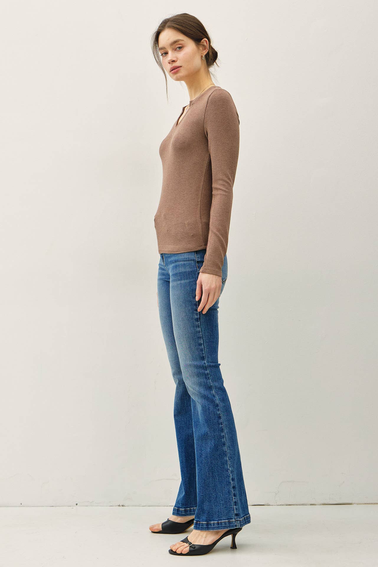 CLASSIC RIBBED NOTCHED V-NECK BASIC TOP