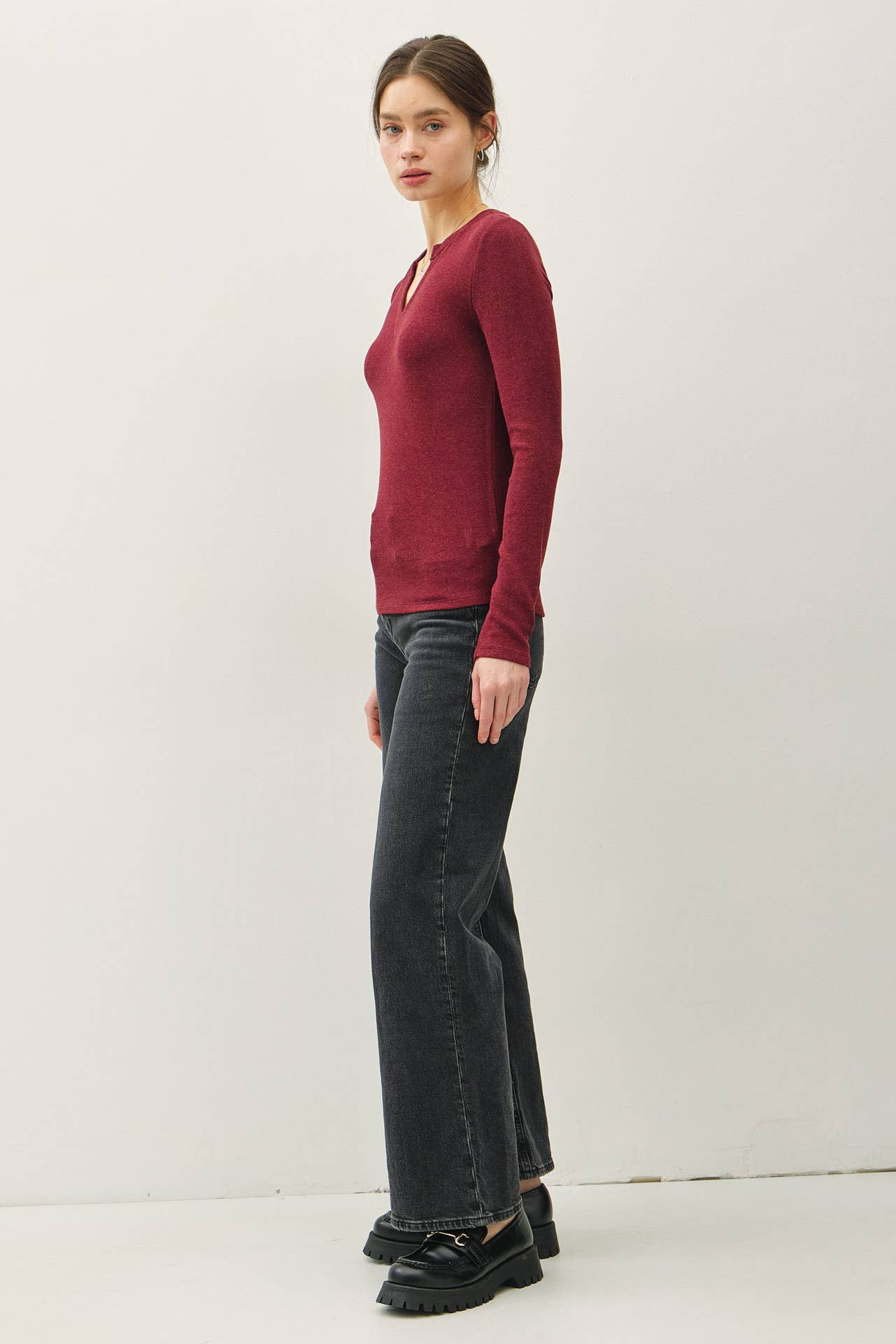 CLASSIC RIBBED NOTCHED V-NECK BASIC TOP
