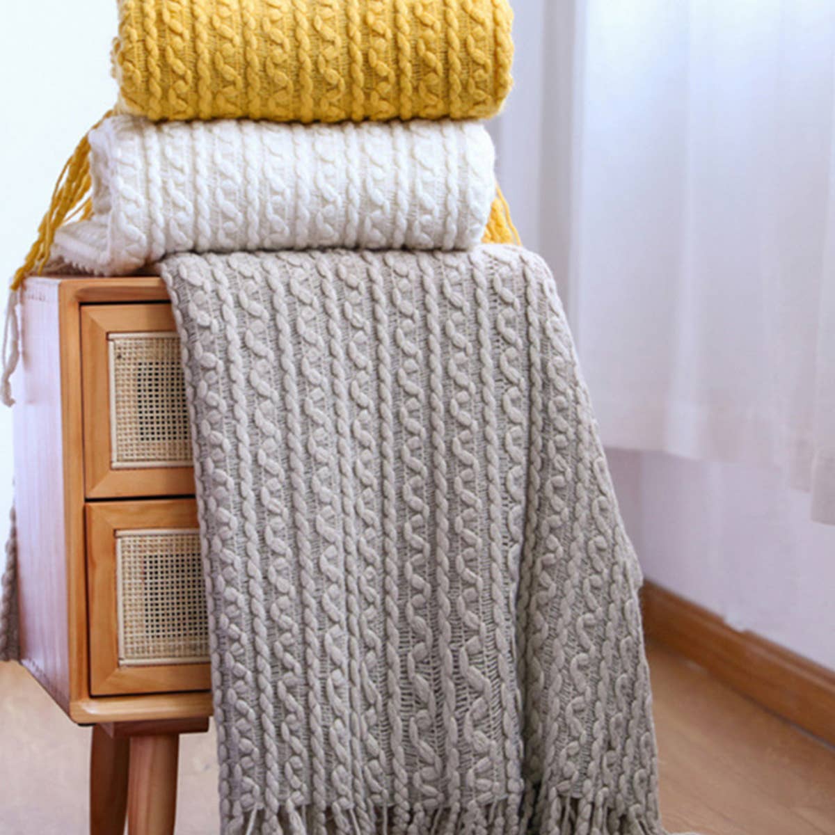 LIGHTWEIGHT SOFT AND COMFORTABLE KNIT  BLANKET