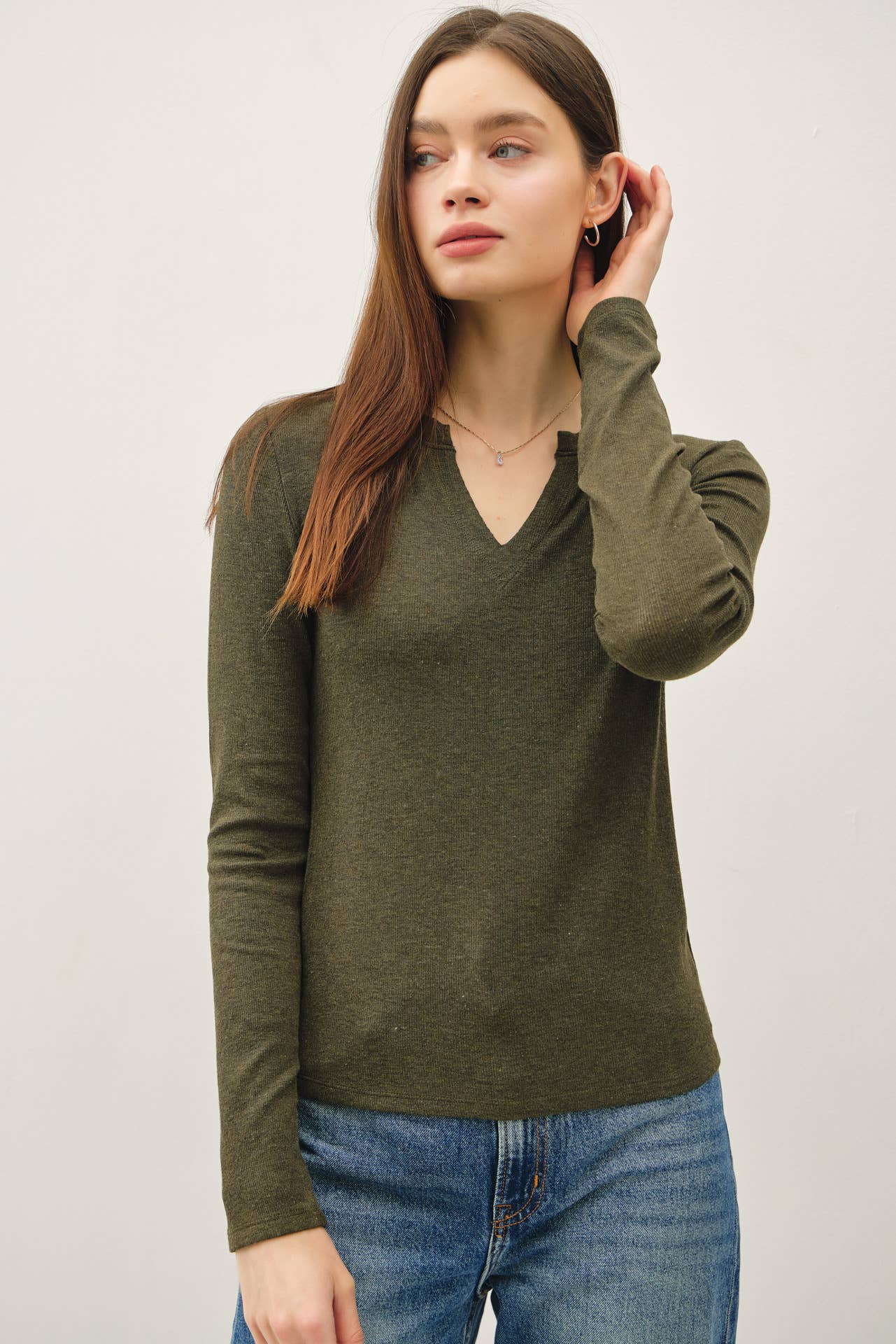 CLASSIC RIBBED NOTCHED V-NECK BASIC TOP