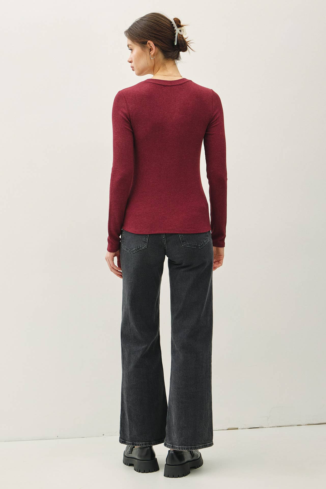 CLASSIC RIBBED NOTCHED V-NECK BASIC TOP