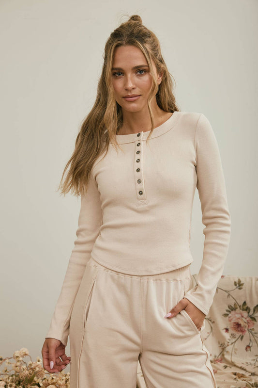 FITTED LONG SLEEVE RIBBED HENLEY KNIT TOP