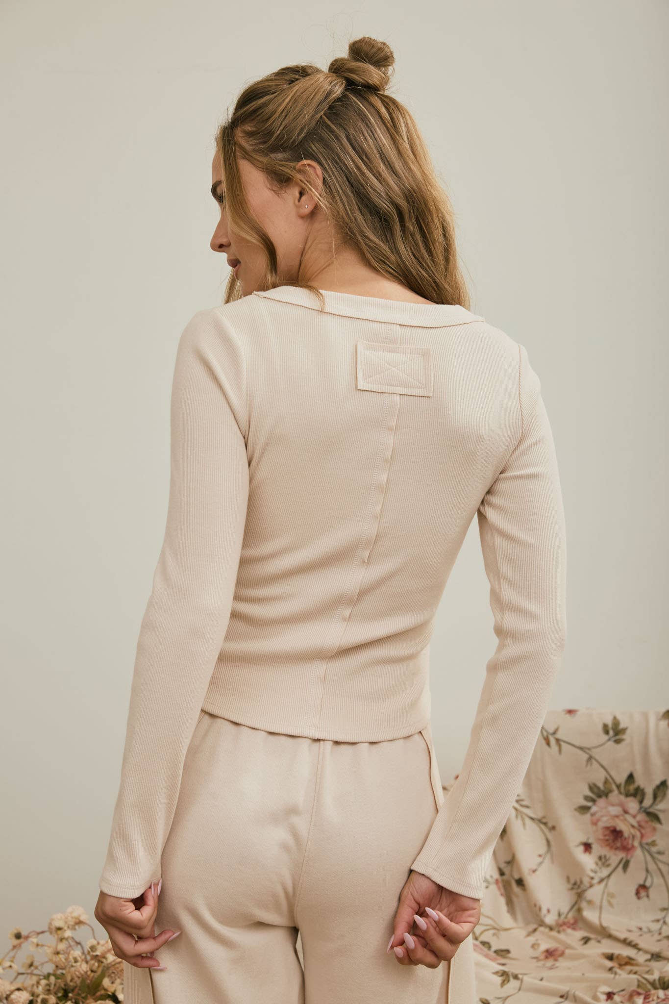 FITTED LONG SLEEVE RIBBED HENLEY KNIT TOP