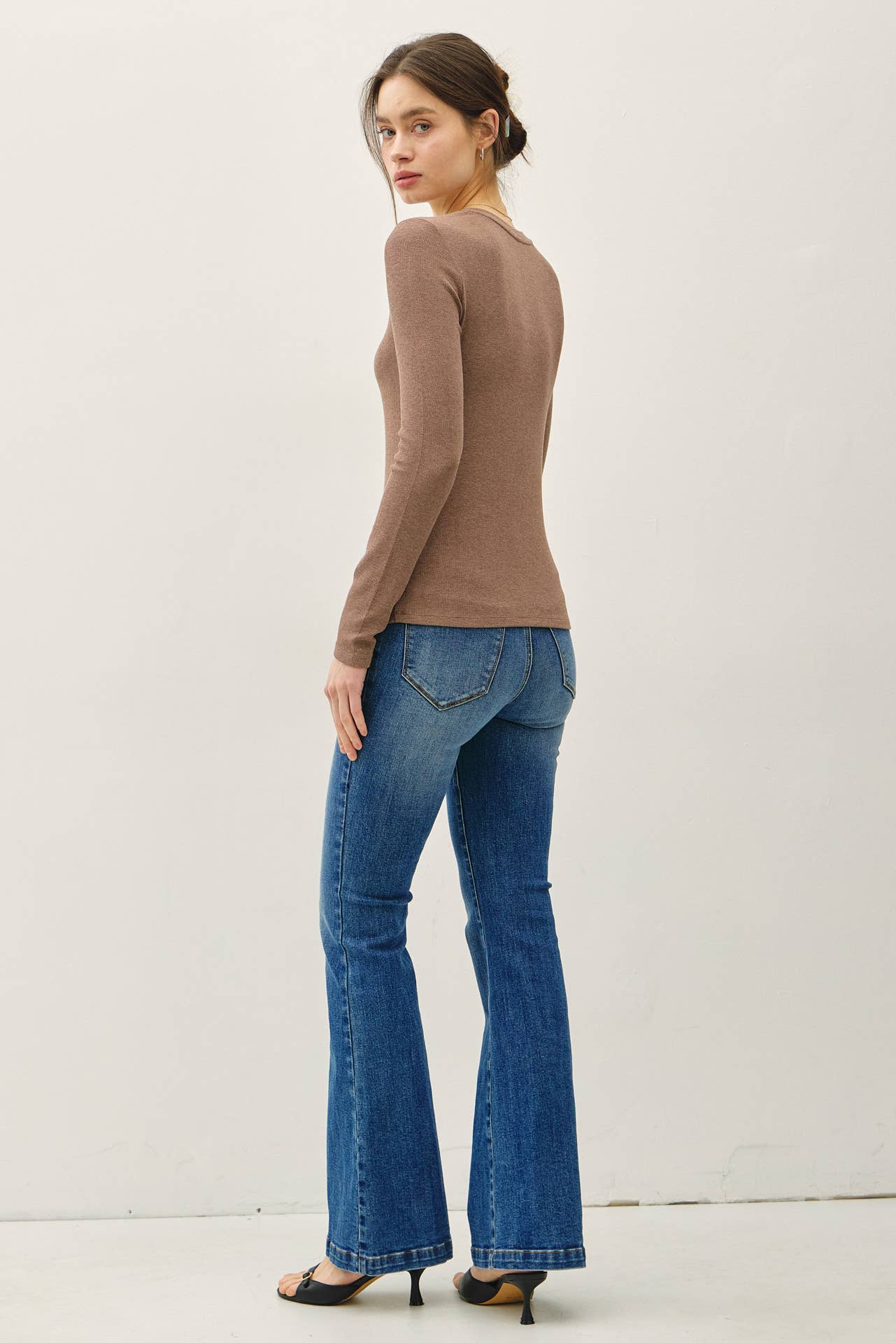 CLASSIC RIBBED NOTCHED V-NECK BASIC TOP